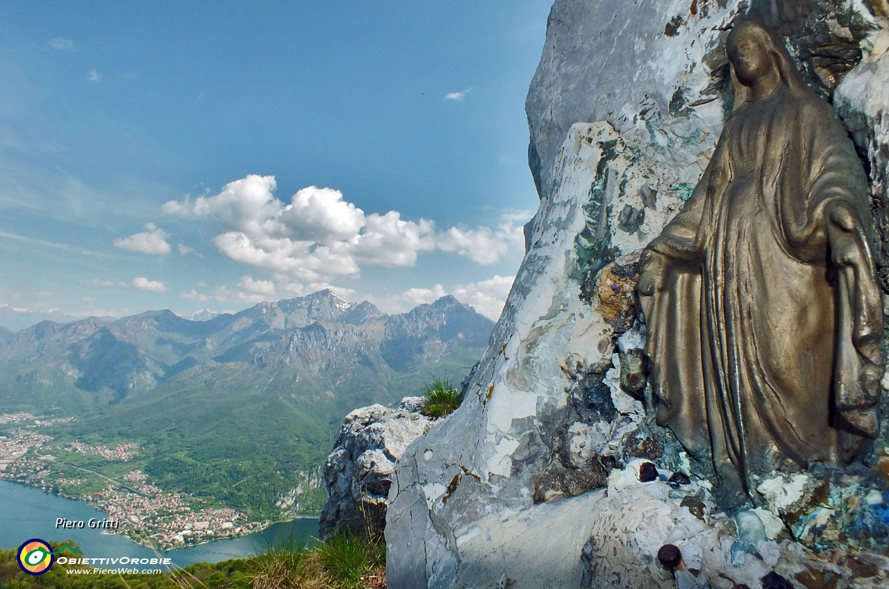 41 Una Madonnina ci guara e protegge.JPG